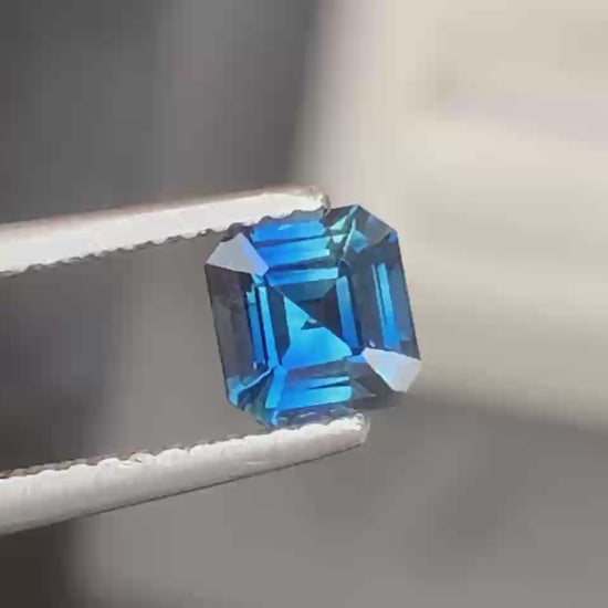 saphir-bleu-vert-émeraude carrée-1-06ct video3