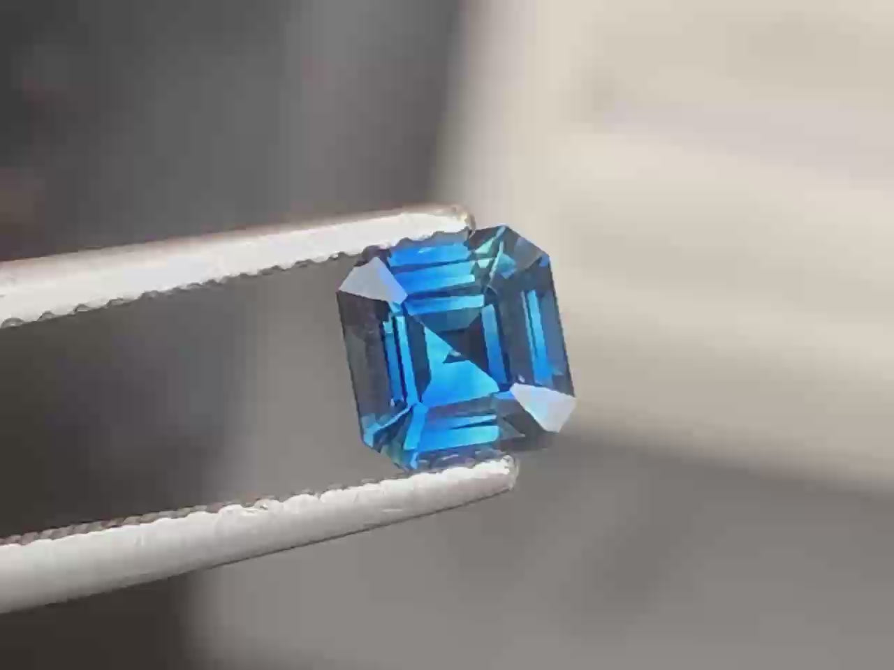 saphir-bleu-vert-émeraude carrée-1-06ct video3