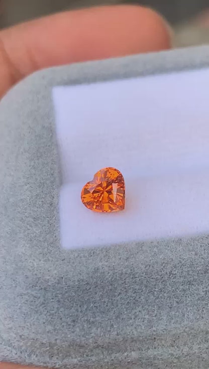 grenat-mandarin-heart-1-15-ct-video-2