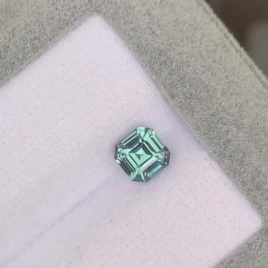 saphir-bleu-vert-émeraude carrée-1-20ct video1