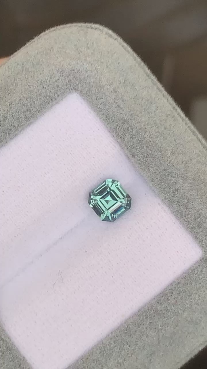 saphir-bleu-vert-émeraude carrée-1-20ct video1