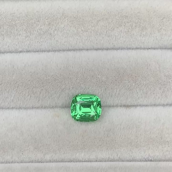 tsavorite-coussin-1-75ct-video-2