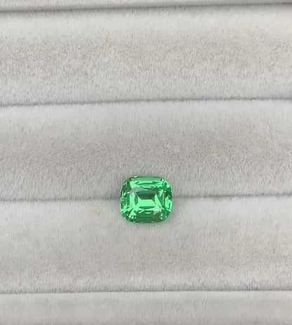tsavorite-coussin-1-75ct-video-2