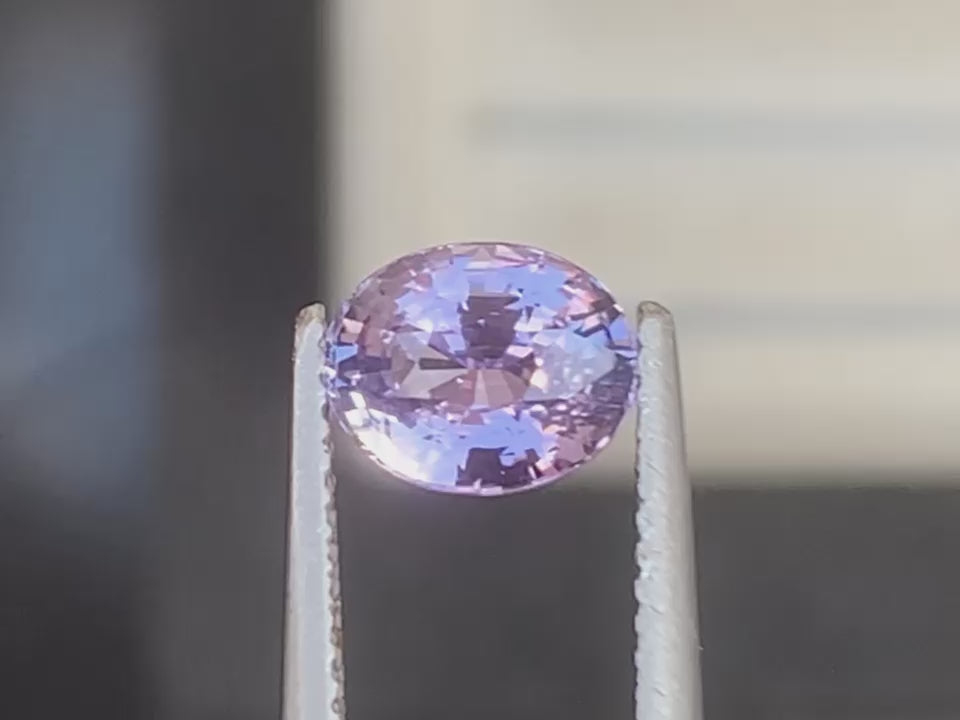 saphir-violet-ovale-2-03ct-video-1