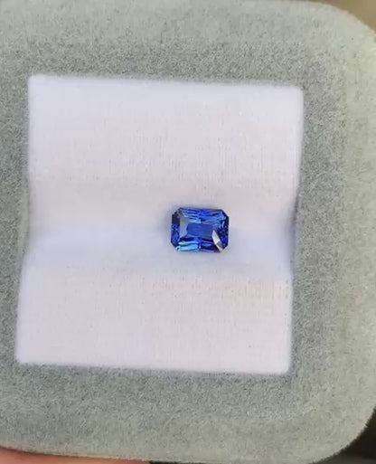 ce-saphir-bleu-radiant-1-18-ct-video-2
