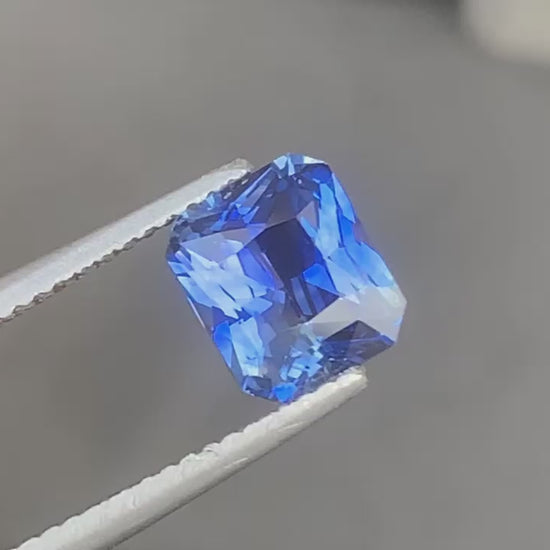 Blue sapphire radiant cut 2,06ct video 2