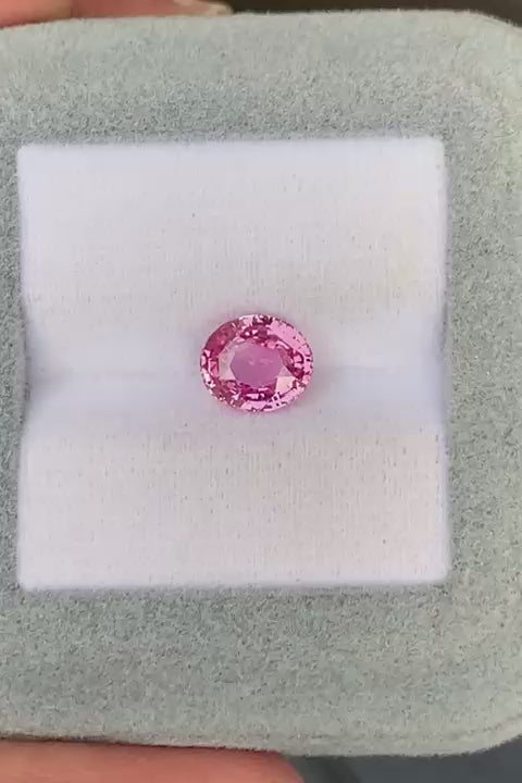 saphir-padparadscha-ovale-2-01ct-video-2