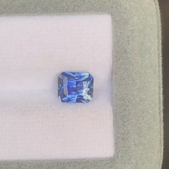 Blue sapphire radiant cut 2,06ct video 3
