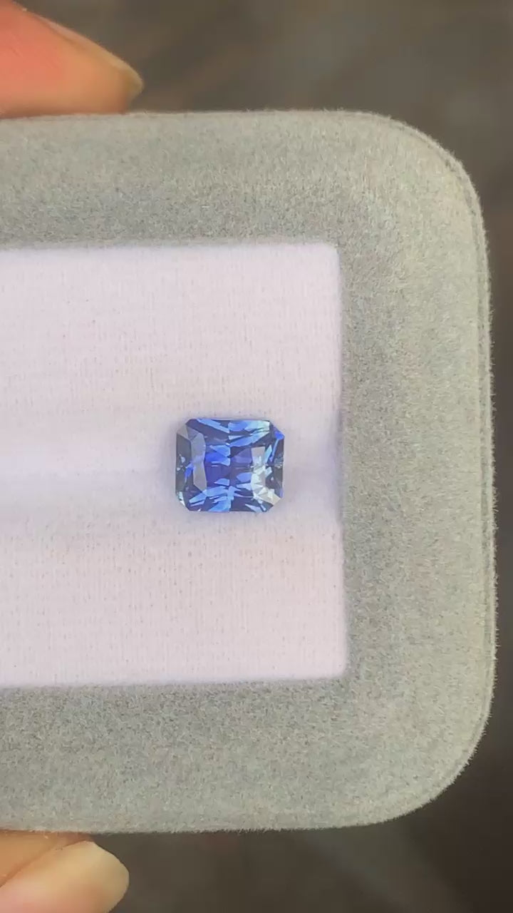 Blue sapphire radiant cut 2,06ct video 3