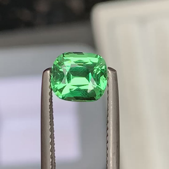 tsavorite-coussin-1-75ct-video-1