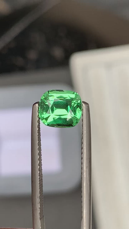 tsavorite-coussin-1-75ct-video-1