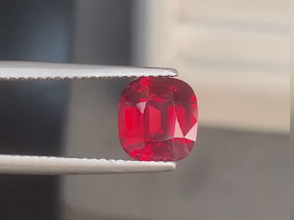 spinelle-rouge-coussin-2-25-ct-video-1