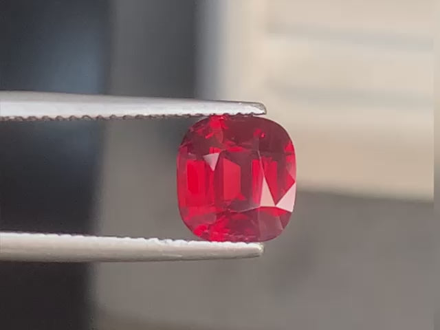 spinelle-rouge-coussin-2-25-ct-video-1