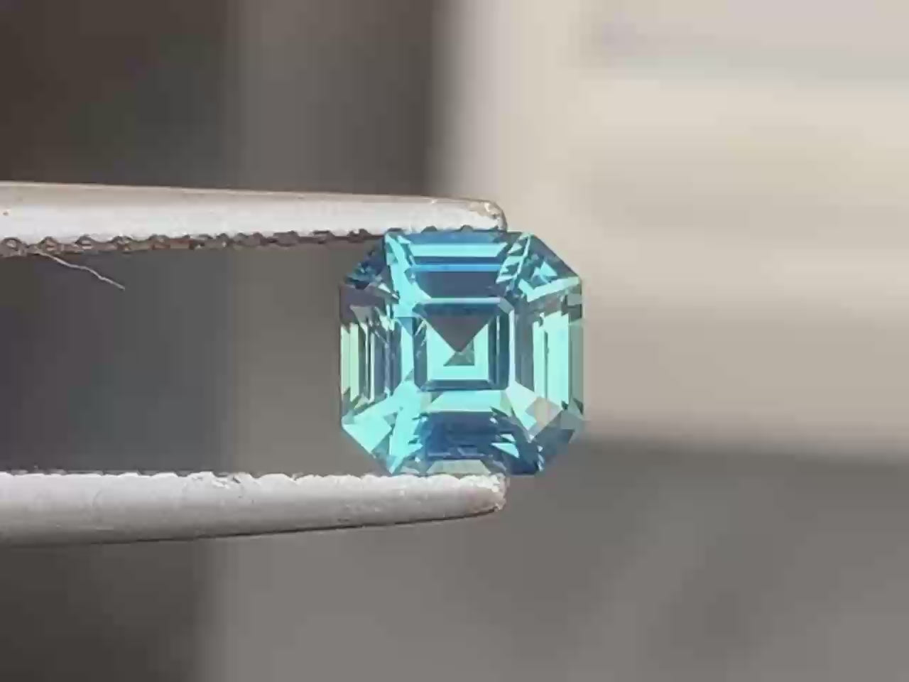 saphir-bleu-vert-émeraude carrée-1-20ct video2