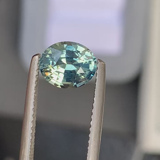 saphir-vert-ovale-2-03ct-video-1