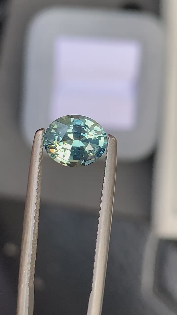 saphir-vert-ovale-2-03ct-video-1