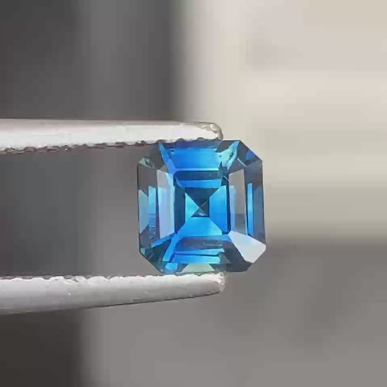 saphir-bleu-vert-émeraude carrée-1-06ct video1