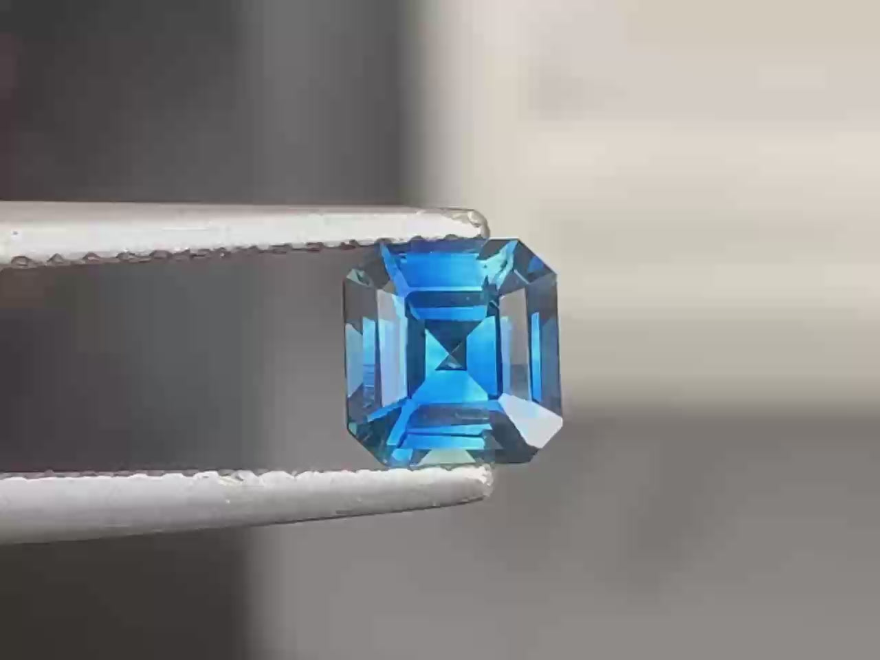saphir-bleu-vert-émeraude carrée-1-06ct video1