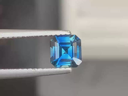 saphir-bleu-vert-émeraude carrée-1-06ct video1