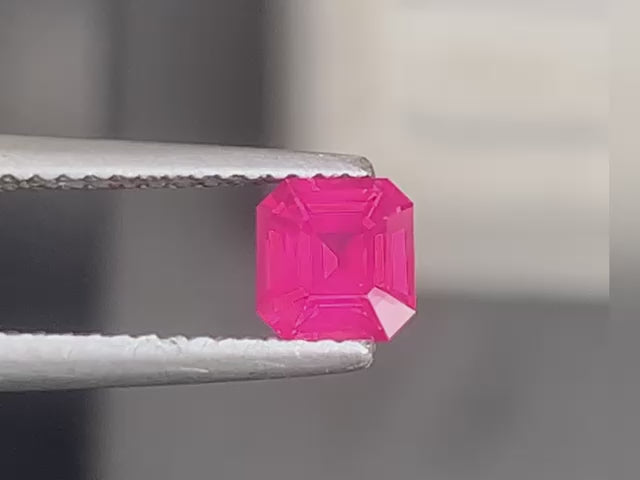 spinelle-rose-émeraude-0-68-ct-video-1