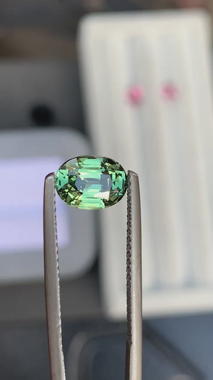 saphir-vert-ovale-2-02ct-video-1