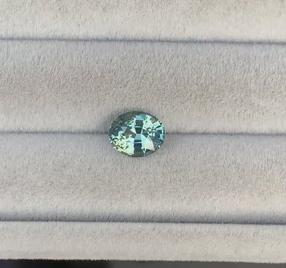 saphir-vert-ovale-2-03ct-video-2
