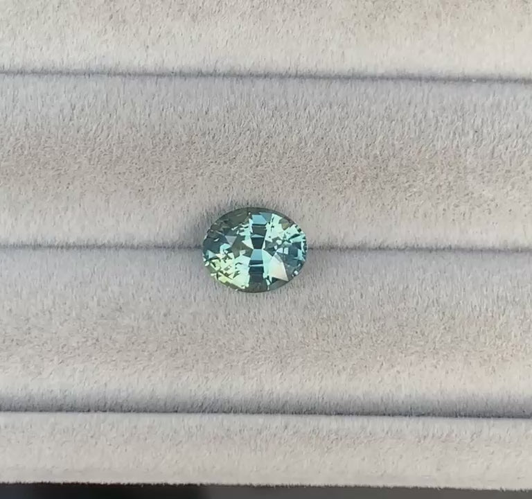 saphir-vert-ovale-2-03ct-video-2