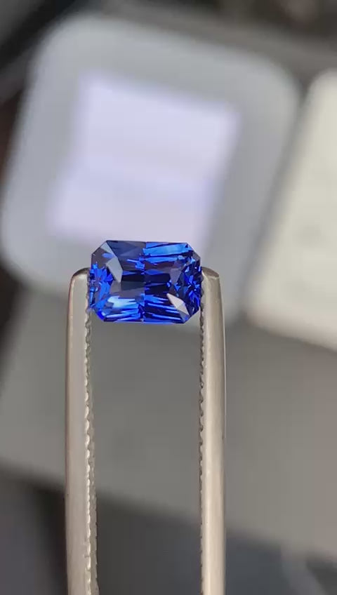 ce-saphir-bleu-radiant-1-18-ct-video-1