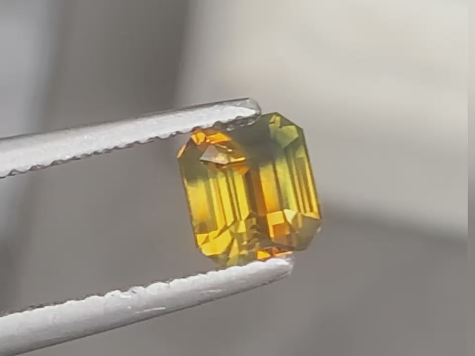 saphir-bicolore-émeraude-1-03ct-video-1