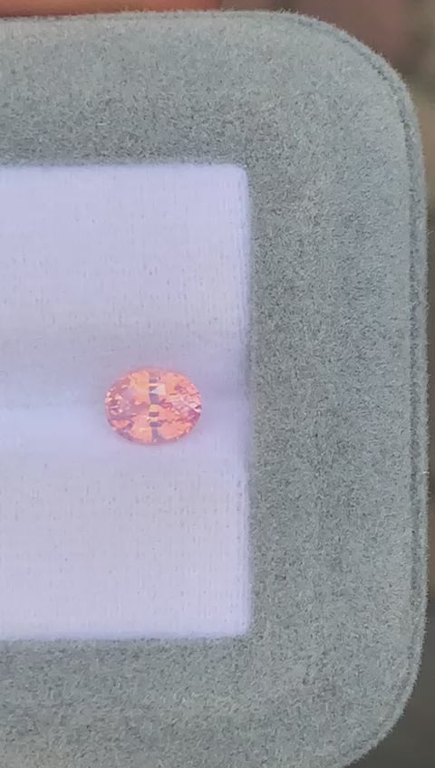 saphir-rose-ovale-1-10-ct-video-2