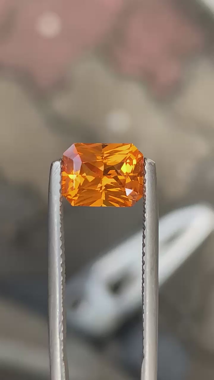 saphir-orange-radiant-2-10ct-video-1