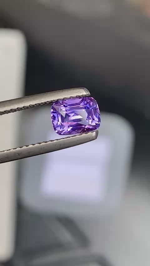 saphir-violet-coussin-allongée-1-52-ct-video-1