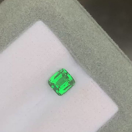 tsavorite-coussin-carré-1-06ct-video-2