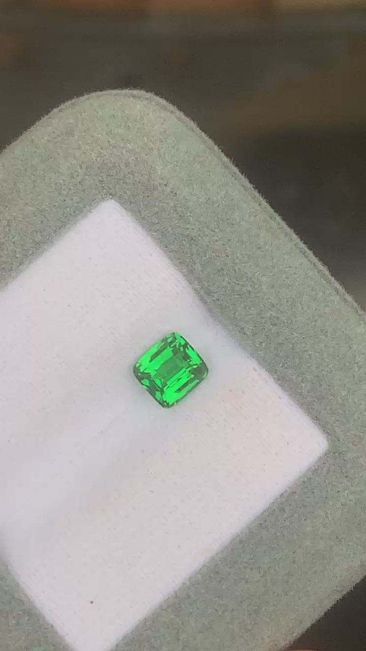 tsavorite-coussin-carré-1-06ct-video-2