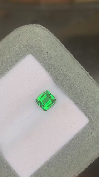 tsavorite-coussin-carré-1-06ct-video-2