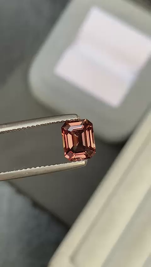 saphir-brun-émeraude-1-60ct-video-1