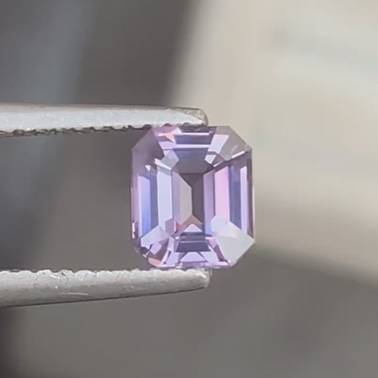 Lavender spinel emerald 1,03ct -video 3