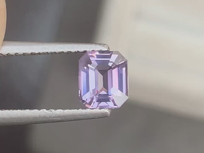 Lavender spinel emerald 1,03ct -video 3