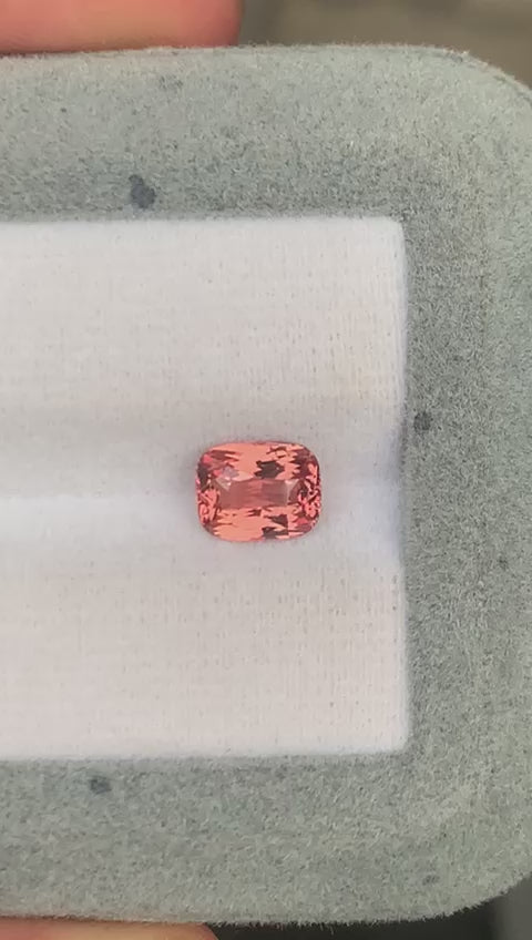 saphir-padparadscha-coussin-1-58ct-video-2