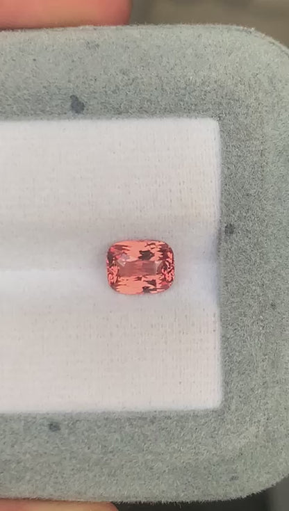 saphir-padparadscha-coussin-1-58ct-video-2