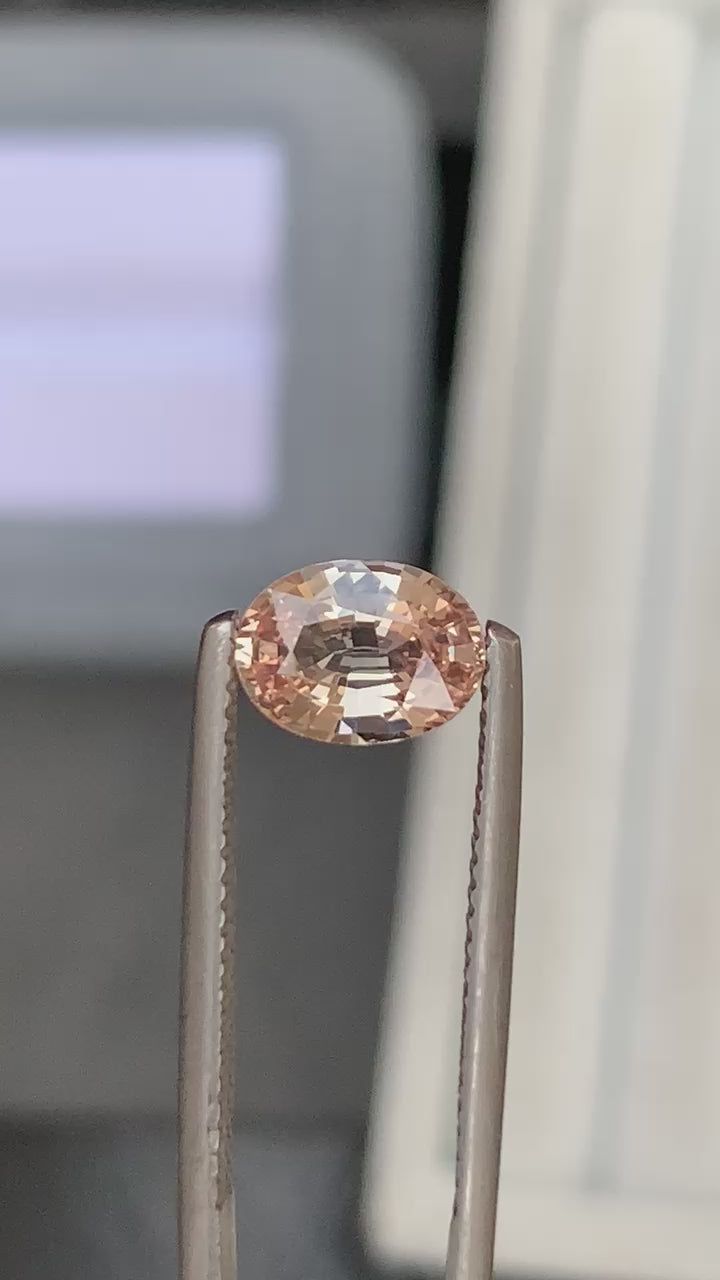 Peach Sapphire Oval 1,52