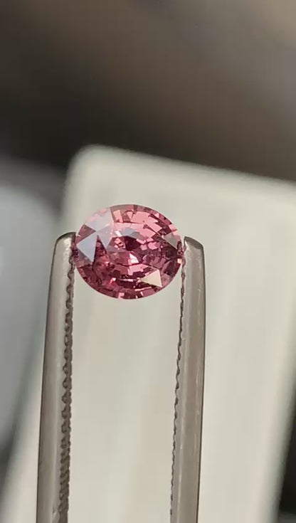saphir-padparadscha-ovale-0-78ct-video-1