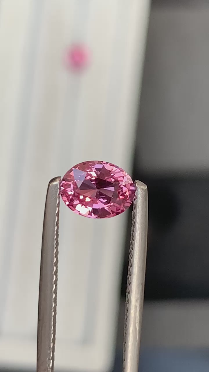 saphir-padparadscha-ovale-1-05-ct-video-1