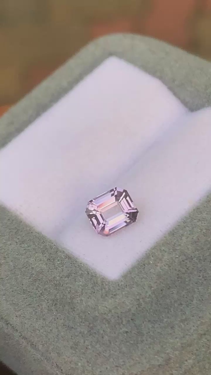 Lavender spinel emerald 1,03ct -video 2
