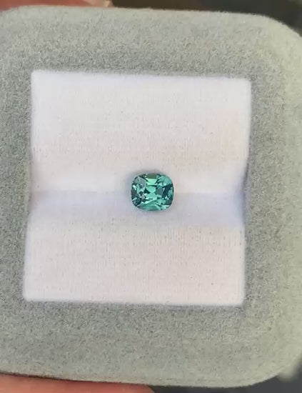 saphir-teal-coussin-1-30ct-video-2