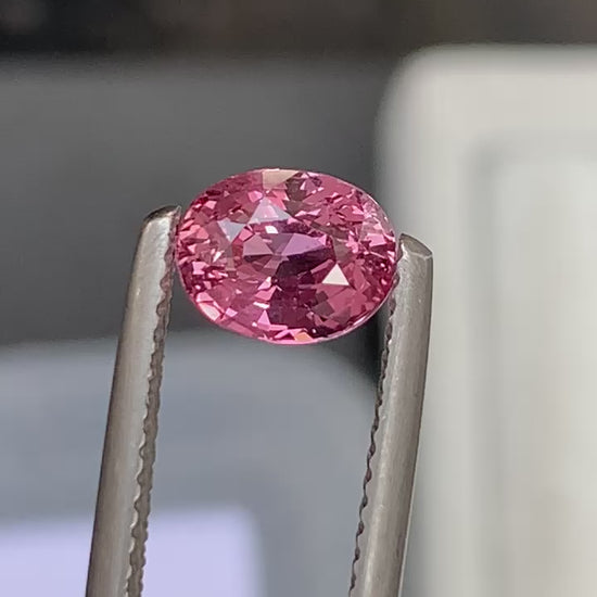 saphir-padparadscha-ovale-1-56ct-video-1