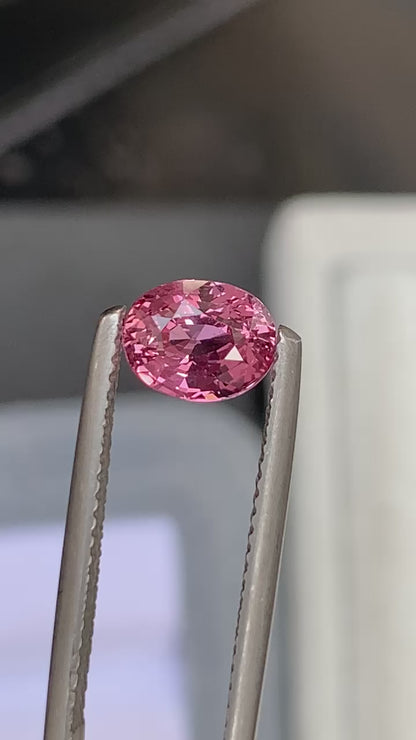 saphir-padparadscha-ovale-1-56ct-video-1