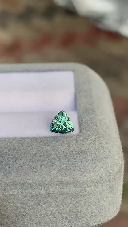 saphir-teal-trillion-1-15ct-video-1