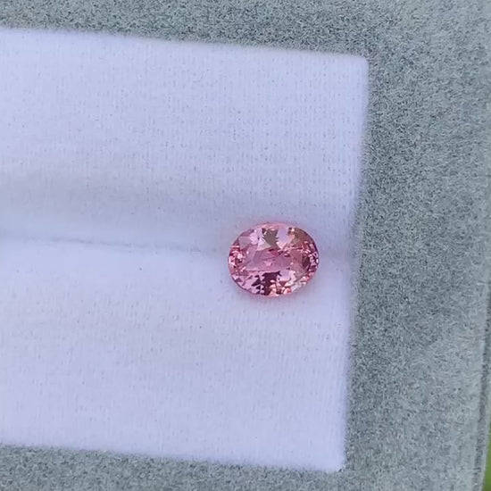 saphir-padparadscha-ovale-1-50ct video1