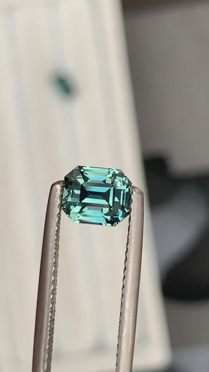 saphir-teal-émeraude-2-02ct-video-1